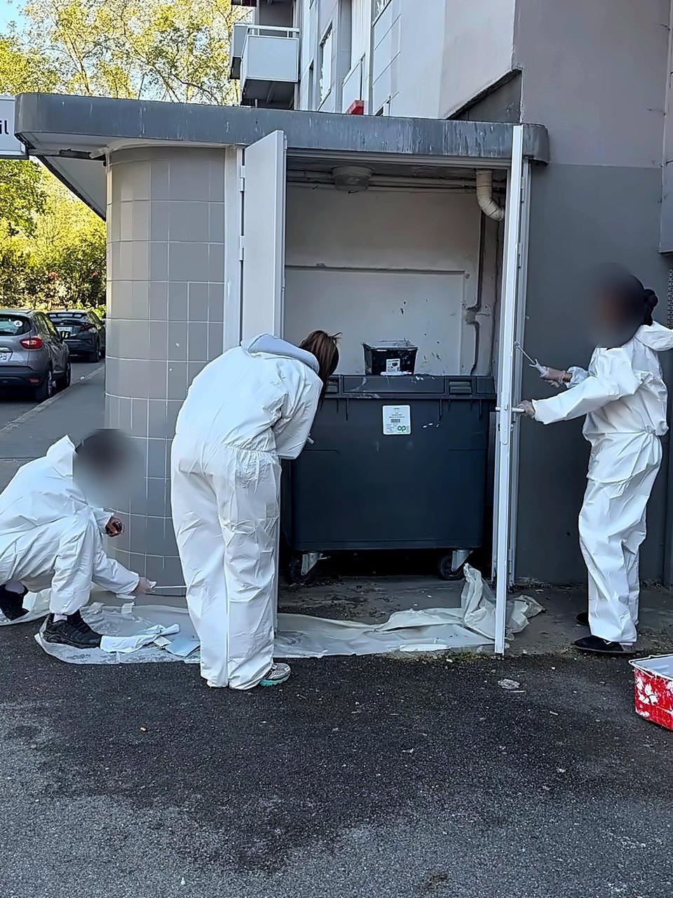 Chantier éducatif Séqens – Peinture des portes du local poubelles, visages floutés.