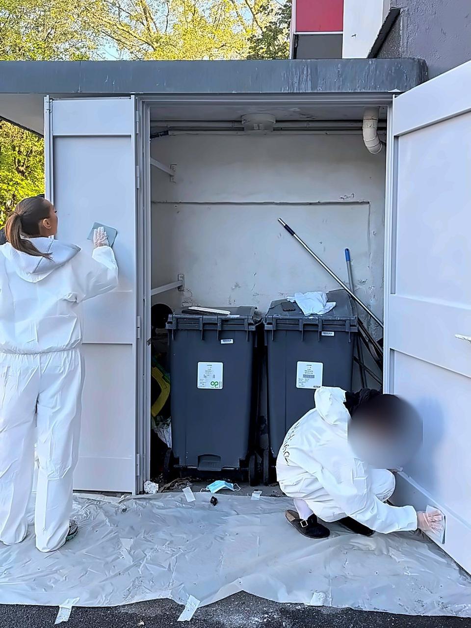 Chantier éducatif Séqens – Ponçage et préparation des portes, visages floutés.