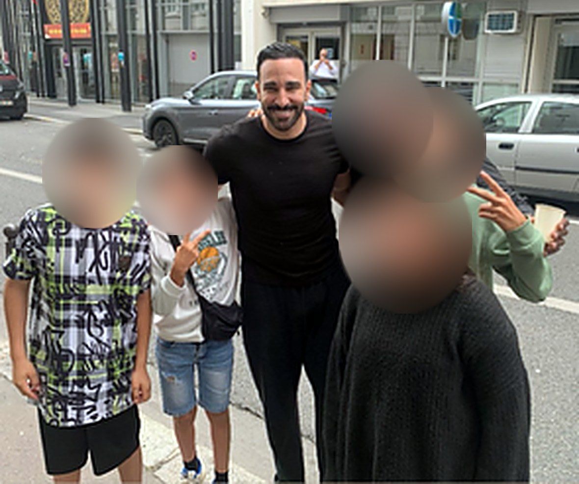 Des jeunes du court-métrage, visages floutés, avec le footballeur Adil Rami chez Les Olvi.