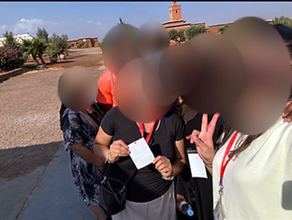 Le groupe au Maroc, visages floutés.