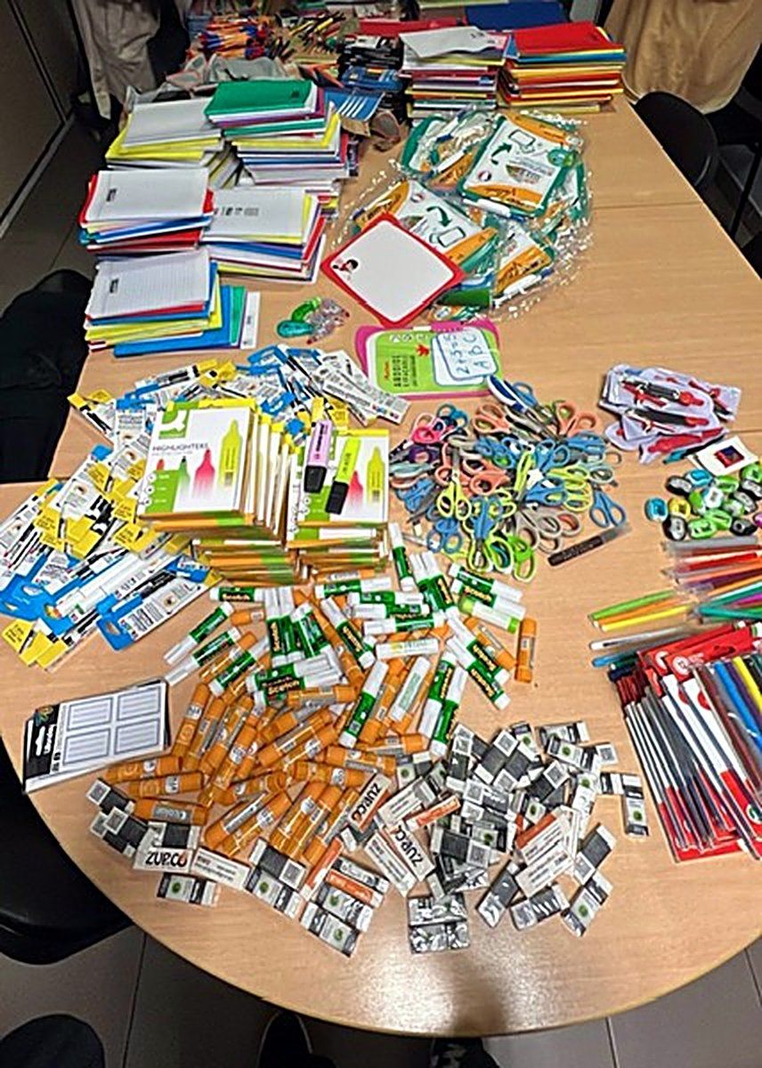 Les fournitures scolaires collectées, visages floutés.