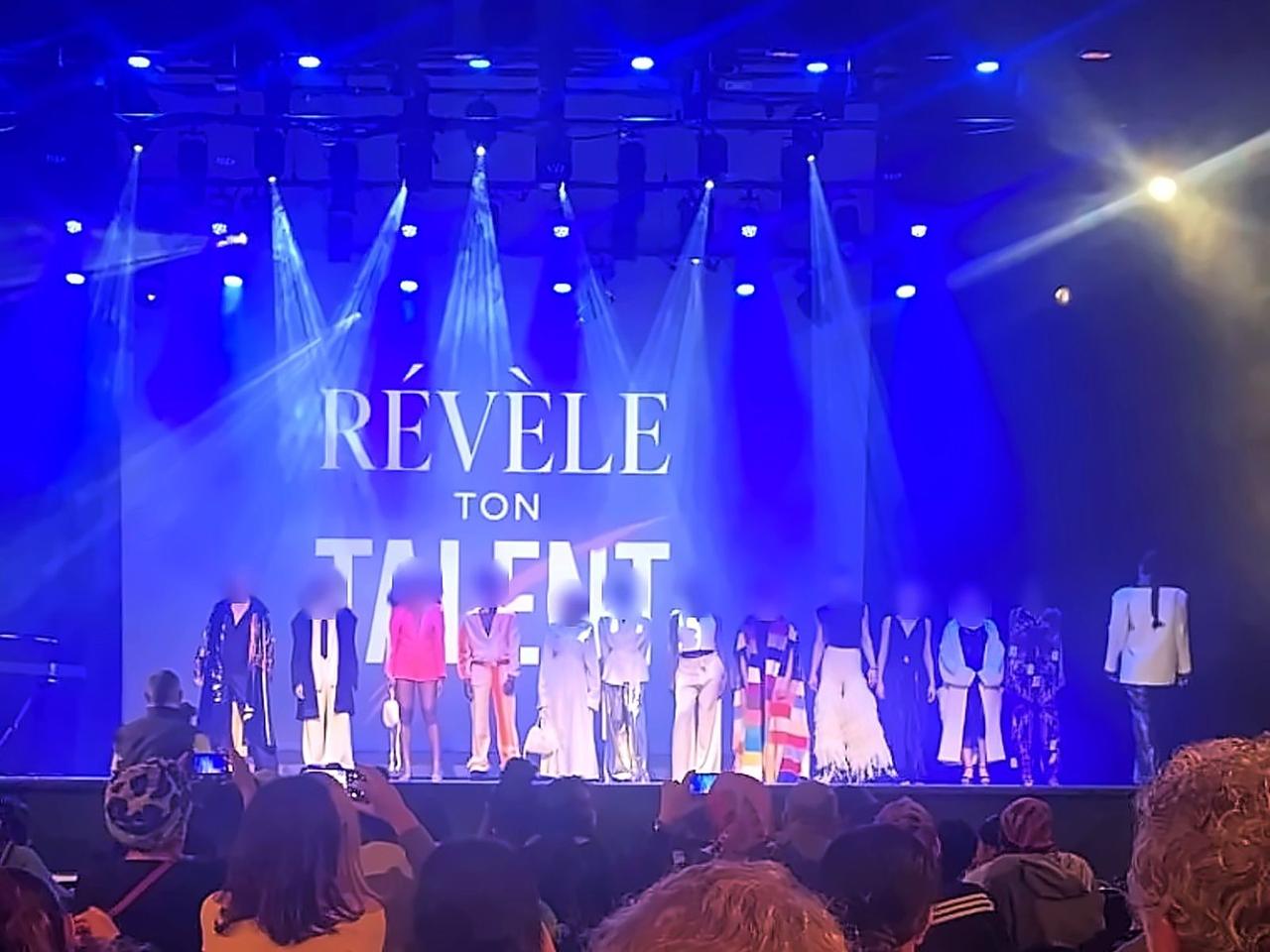 Scène du concours d'éloquence Révèle ton talent