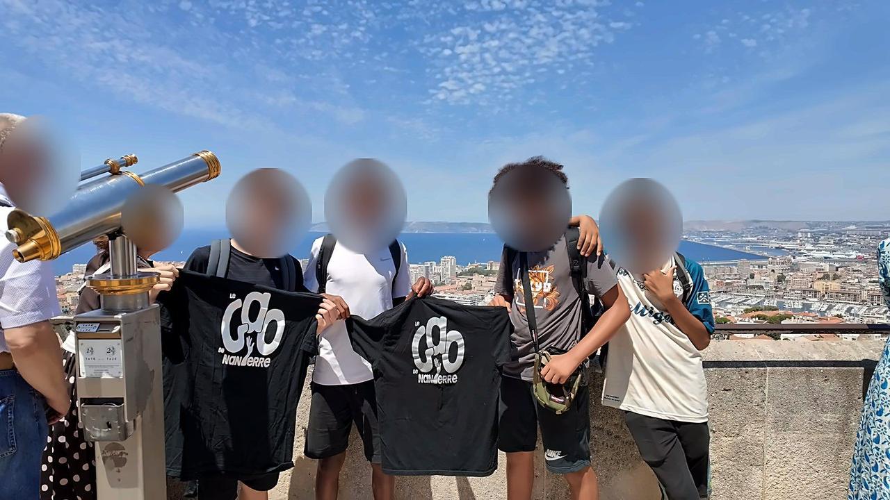 Séjour à Marseille – Le groupe avec les t-shirts du GAO, visages floutés.