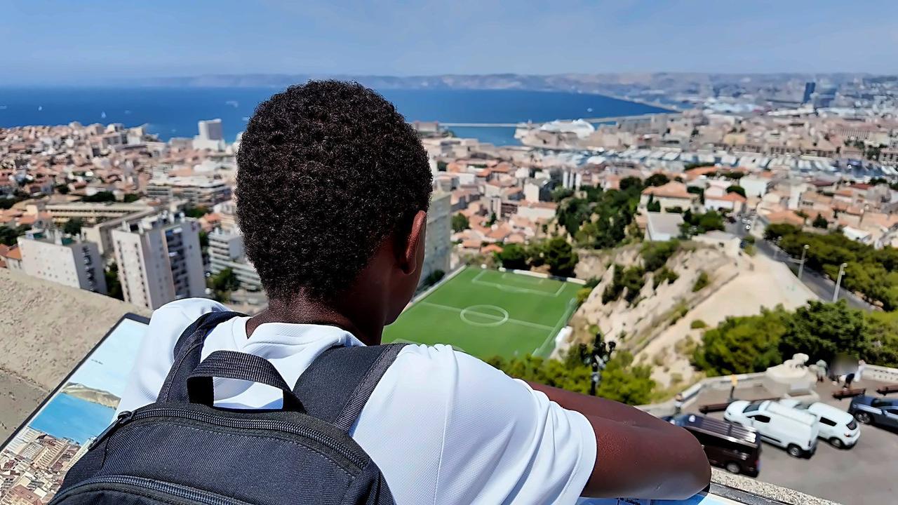 Séjour à Marseille – Vue sur la ville depuis Notre-Dame de la Garde, visages floutés.